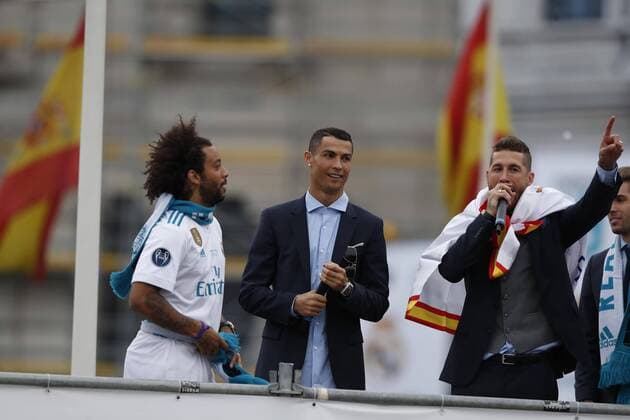 Real Madrid s players Marcelo (L), Cristiano Ronaldo (C) and Sergio Ramos during the celebration after winning the 13th UEFA Champions League at Cibeles square in Madrid, Spain, 27 May 2018. Real Madrid defeated 3-1 Liverpool in the UEFA Champions League final at the NSC Olimpiyskiy stadium in Kiev on 26 May 2018. Real Madrid celebration in Madrid !ACHTUNG: NUR REDAKTIONELLE NUTZUNG!  Copyright: x JavierxLizónx GRAF7188 20180527-636630556377074045