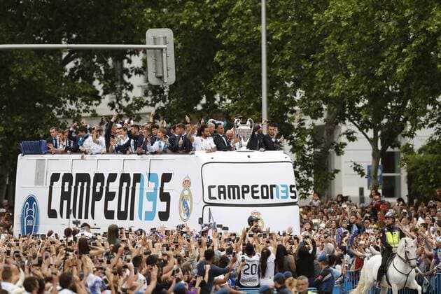 Real Madrid s players during the celebration after winning the 13th UEFA Champions League at Cibeles square in Madrid, Spain, 27 May 2018. Real Madrid defeated 3-1 Liverpool in the UEFA Champions League final at the NSC Olimpiyskiy stadium in Kiev on 26 May 2018. Real Madrid celebration in Madrid !ACHTUNG: NUR REDAKTIONELLE NUTZUNG!  Copyright: x JavierxLizónx GRAF7188 20180527-636630556385511596