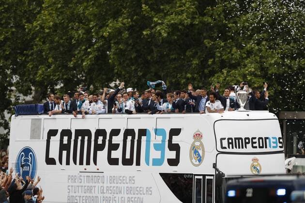 Real Madrid s players during the celebration after winning the 13th UEFA Champions League at Cibeles square in Madrid, Spain, 27 May 2018. Real Madrid defeated 3-1 Liverpool in the UEFA Champions League final at the NSC Olimpiyskiy stadium in Kiev on 26 May 2018. Real Madrid celebration in Madrid !ACHTUNG: NUR REDAKTIONELLE NUTZUNG!  Copyright: x JavierxLizónx GRAF7188 20180527-636630556394261690
