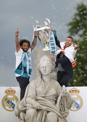 Real Madrid s players Marcelo (L) and Sergio Ramos during the celebration after winning the 13th UEFA Champions League at Cibeles square in Madrid, Spain, 27 May 2018. Real Madrid defeated 3-1 Liverpool in the UEFA Champions League final at the NSC Olimpiyskiy stadium in Kiev on 26 May 2018. Real Madrid celebration in Madrid !ACHTUNG: NUR REDAKTIONELLE NUTZUNG!  Copyright: x JavierxLizónx GRAF7188 20180527-636630556416449290