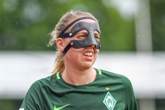 Katharina Schiechtl Bremen 9 with face mask Portrait Portrait Soccer Allianz Women Bundesliga 1 FC Köln SV Werder Bremen xmhx