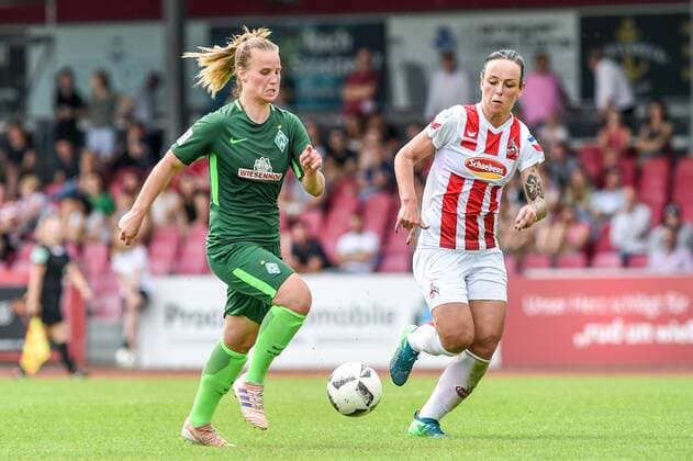 v li Franziska Gieseke Bremen 2 Peggy Nietgen 1 FC Köln 21 Duel tackle tackling Dynamics Action Action Soccer Allianz Women Bundesliga 1 FC Köln SV Werder Bremen xmhx