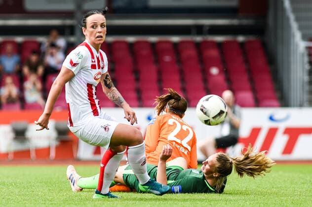 v left Franziska Gieseke Bremen 2 goalkeeper Marie Wenzl 1 FC Köln 22 both lying down Duel duel tackle tackling Dynamics Action Action Soccer Allianz Women Bundesliga 1 FC Köln SV Werder Bremen xmhx