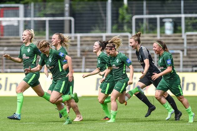 The women of Werder Bremen look forward to the match after the relegation exultation after the final whistle victory winner winners cheer cheer joy optimistic Action Action Football Alliance Women Bundesliga 1 FC Cologne SV Werder Bremen xmhx