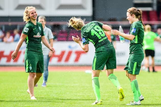 The women of Werder Bremen are looking forward to the league after the match Water shower Cheers after the final whistle Victory Winner Jubilee Cheer Joy Optimistic Action Action Football Alliance Women Bundesliga 1 FC Köln SV Werder Bremen xmhx