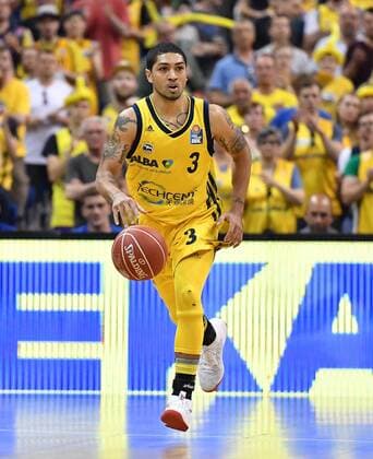 Peyton Siva ALBA with ball ALBA Berlin MHP Giant Ludwigsburg basketball easyCredit BBL German Championship Playoff playoffs play off DM playoff Semi Finals 3 Game Game 3 Men Men Season 2017 2018 Berlin 27 5 2018 Mercedes Benz Arena
