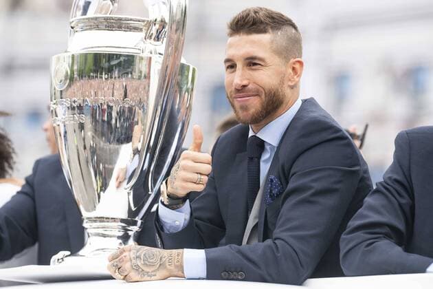 Fußball, CL-Sieger Real Madrid wird in Madrid gefeiert Real Madrid Sergio Ramos during the celebration of the Thirteen Champions League at Cibeles Fountain in Madrid, Spain. May 27, 2018.  (20180528010)