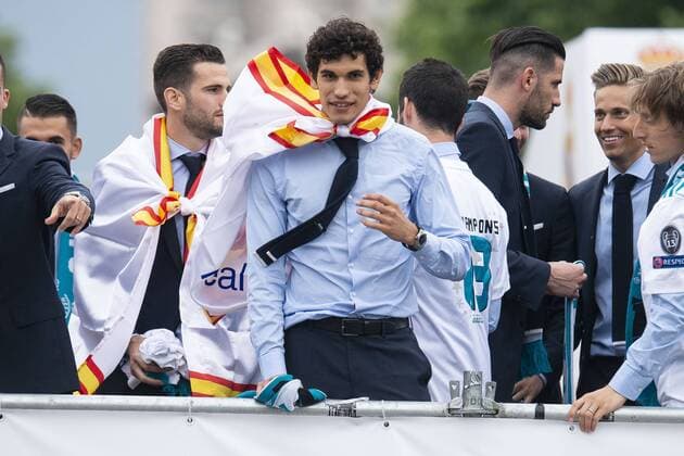 Fußball, CL-Sieger Real Madrid wird in Madrid gefeiert Real Madrid Jesus Vallejo during the celebration of the Thirteen Champions League at Cibeles Fountain in Madrid, Spain. May 27, 2018.  (20180528047)