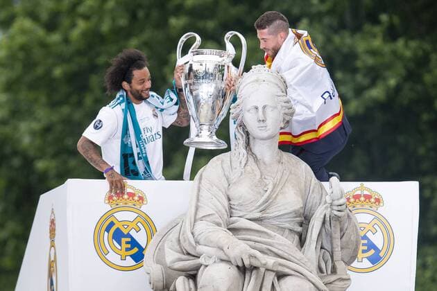 Fußball, CL-Sieger Real Madrid wird in Madrid gefeiert Fußball, CL-Sieger Real Madrid wird in Madrid gefeiert Real Madrid Marcelo and Sergio Ramos during the celebration of the Thirteen Champions League at Cibeles Fountain in Madrid, Spain. May 27, 2018.  (20180528063)