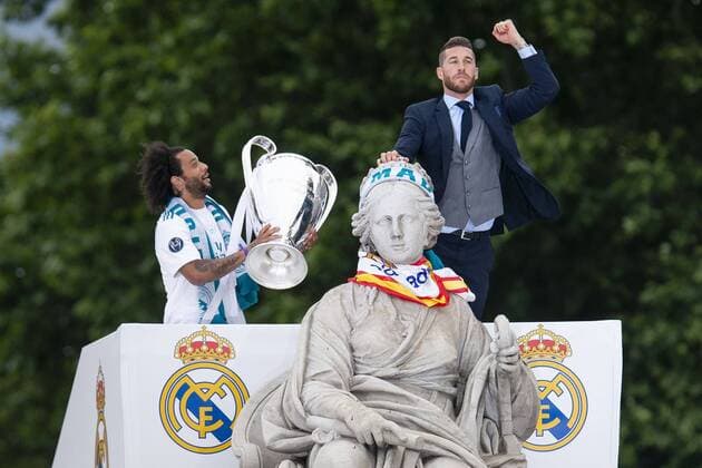 Fußball, CL-Sieger Real Madrid wird in Madrid gefeiert Real Madrid Marcelo and Sergio Ramos during the celebration of the Thirteen Champions League at Cibeles Fountain in Madrid, Spain. May 27, 2018.  (20180528084)