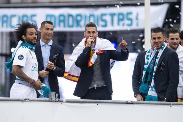Fußball, CL-Sieger Real Madrid wird in Madrid gefeiert Real Madrid Marcelo, Cristiano Ronaldo, Sergio Ramos and Dani Ceballos during the celebration of the Thirteen Champions League at Cibeles Fountain in Madrid, Spain. May 27, 2018.  (20180528029)
