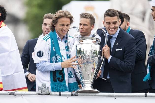 Fußball, CL-Sieger Real Madrid wird in Madrid gefeiert Fußball, CL-Sieger Real Madrid wird in Madrid gefeiert Real Madrid Luka Modric and Mateo Kovacic during the celebration of the Thirteen Champions League at Cibeles Fountain in Madrid, Spain. May 27, 2018.  (20180528049)
