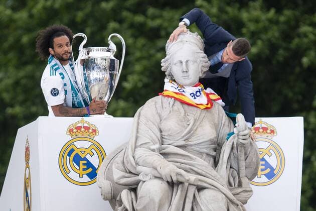 Fußball, CL-Sieger Real Madrid wird in Madrid gefeiert Real Madrid Marcelo and Sergio Ramos during the celebration of the Thirteen Champions League at Cibeles Fountain in Madrid, Spain. May 27, 2018.  (20180528079)