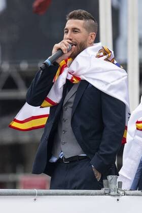 Fußball, CL-Sieger Real Madrid wird in Madrid gefeiert Real Madrid Sergio Ramos during the celebration of the Thirteen Champions League at Cibeles Fountain in Madrid, Spain. May 27, 2018.  (20180528025)
