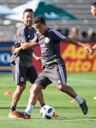 May 27, 2018 - Pasadena, California, U.S - (R) Giovani Dos Santos and Marco Fabian of the Mexico national team Nationalteam during their final practice at the Rose Bowl in Pasadena, California on Sunday May 27, 2018. Mexico Practice at Rose Bowl - ZUMAp124 20180527_zaa_p124_506 Copyright: xJavierxRojasx