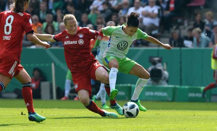 Football Women Germany DFB Cup Final Season 2017 2018 Rhein Energie Stadium Cologne VfL Wolfsburg white FC Bayern Munich red 3 2 n E Melanie Behringer FCB Claudia Neto Wolfsburg action