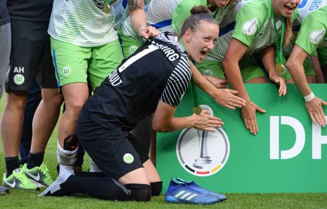 Football Women Germany DFB Cup Final Season 2017 2018 Rhein Energie Stadium Cologne VfL Wolfsburg white FC Bayern Munich red 3 2 n E Cheers Almuth Schult Wolfsburg Cheers Joy Action