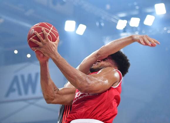 Themen der Woche - SPORT KW22 Bilder des Tages - SPORT 29.05.2018 - Basketball - Saison 2017 2018 - 1. Bundesliga easycredit BBL - 4. Halbfinalspiel: Brose Bamberg - FC Bayern München - HMI - Augustine Rubit (21, Brose Bamberg) gegen Maik Zirbes ( 33, FC Bayern München ) *** 29 05 2018 Basketball Season 2017 2018 1 Bundesliga easycredit BBL 4 Semifinals Brose Bamberg FC Bayern Munich HMI Augustine Rubit 21 Brose Bamberg vs. Maik Zirbes 33 FC Bayern Munich
