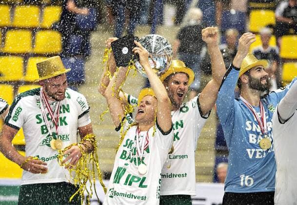Bilder des Tages - SPORT Skjern jubler med guldmedaljer og pokal efter sejren i DM-finalen i herrehaandbold mellem Bjerringbro-Silkeborg og Skjern Haandbold i Jysk Arena Silkeborg, tirsdag 29. maj 2018.. , Silkeborg Jylland Denmark  Copyright: HenningxBagger HenningxBaggerx COP101 spdk20180529-215112-L
