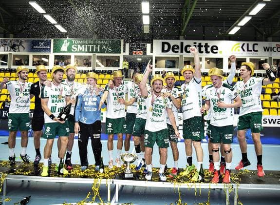 Skjern jubler med guldmedaljer og pokal efter sejren i DM-finalen i herrehaandbold mellem Bjerringbro-Silkeborg og Skjern Haandbold i Jysk Arena Silkeborg, tirsdag 29. maj 2018.. , Silkeborg Jylland Denmark  Copyright: HenningxBagger HenningxBaggerx COP101 spdk20180529-215642-L