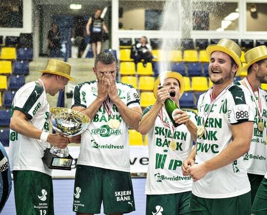 Skjern jubler med guldmedaljer og pokal efter sejren i DM-finalen i herrehaandbold mellem Bjerringbro-Silkeborg og Skjern Haandbold i Jysk Arena Silkeborg, tirsdag 29. maj 2018.. , Silkeborg Jylland Denmark  Copyright: HenningxBagger HenningxBaggerx COP101 spdk20180529-215909-L