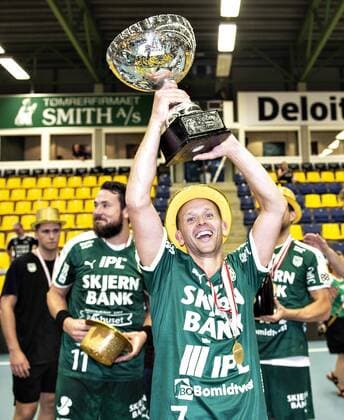 Skjern Haandbolds Anders Eggert jubler med guldmedalje og pokal efter sejren i DM-finalen i herrehaandbold mellem Bjerringbro-Silkeborg og Skjern Haandbold i Jysk Arena Silkeborg, tirsdag 29. maj 2018.. , Silkeborg Jylland Denmark  Copyright: HenningxBagger HenningxBaggerx COP101 spdk20180529-220254-L
