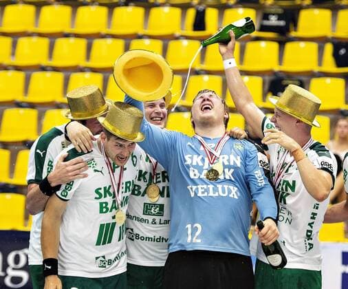 Skjerns spillere jubler med guldmedaljer og pokal efter sejren i DM-finalen i herrehaandbold mellem Bjerringbro-Silkeborg og Skjern Haandbold i Jysk Arena Silkeborg, tirsdag 29. maj 2018.. , Silkeborg Jylland Denmark  Copyright: HenningxBagger HenningxBaggerx COP101 spdk20180529-220416-L