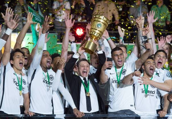 Award Ceremony Head coach Niko Kovac FRA extends the trophy The team of Eintracht Frankfurt is cup winner 2018 Football DFB Pokal season 2017 2018 75 Cup final FC Bayern Munich Eintracht Frankfurt in the Olympic Stadium in Berlin Germany on 19 05 2018
