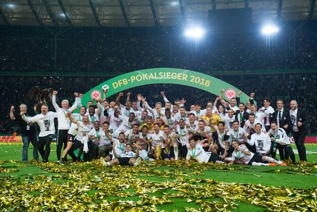Award Ceremony Eintracht Frankfurt in the group photo with the winners cup The team of Eintracht Frankfurt is cup winner 2018 Football DFB Cup Season 2017 2018 75 Cup Final FC Bayern Munich Eintracht Frankfurt in the Olympic Stadium in Berlin Germany on 19 05 2018
