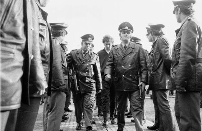 Fußball, 1. FC Kaiserslautern - FC Bayern München 7-4 Geschichtsbilder vom FC Bayern Franz Beckenbauer verläßt unter Polizeischutz das Stadion in Kaiserslautern Kaiserslautern Deutschland Betzenberg Stadion *** History of FC Bayern Franz Beckenbauer leaves under police protection the stadium in Kaiserslautern Kaiserslautern Germany Betzenberg Stadium
