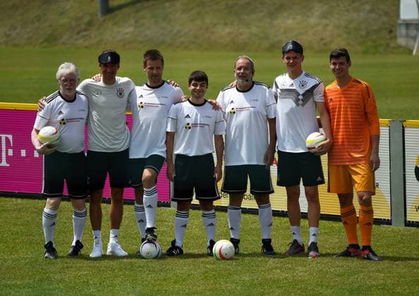 31 05 2018 Football German National Team Training Camp in South Tyrol before the 2018 World Cup Meeting of Müller and Ginter with the Blind Football National Team Group Photo 2 v al re Thomas Müller Germany Alexander Fangmann Captain of the Blind National Team Alican Pektas 2 of 4 Matthias Ginter Germany
