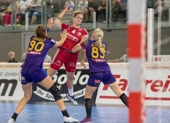 31 05 2018 Tyrolean Hydropower Arena Innsbruck AUT IHF EC Qualification Women Austria vs. Romania in the picture vl Ana Maria Dragut ROU Beate Scheffknecht AUT and Laura Chiper ROU during IHF Womens European Championship Qualification match between Austria at the Tyrolean Hydropower Arena in Innsbruck Austria on 2018 05 31 Innsbruck  EX_JAK
