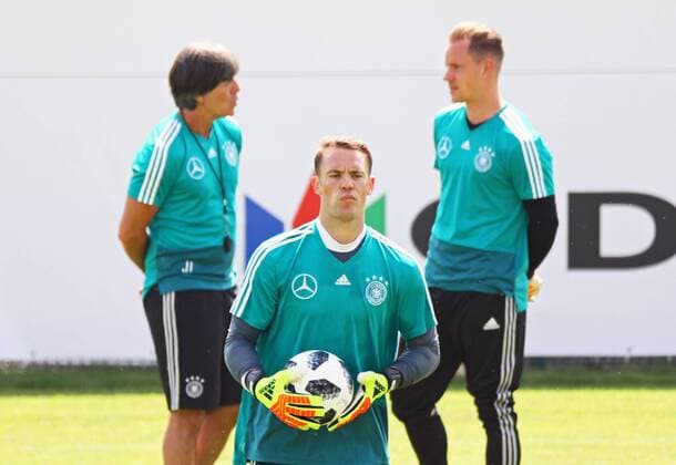 National coach Joachim Loew Germany Germany in a one-on-one with goalkeeper Marc Andre ter Stegen Germany Germany behind goalkeeper Manuel Neuer Germany Germany probably the number 2 and a little dissatisfied 01 06 2018 Training of the German national team for the World Cup Preparation in the sports zone Rungg in Eppan South Tyrol