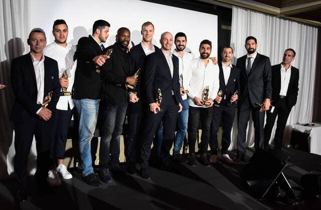 Nikola Karabatic ( Psg ) - Vincent Gerard ( Montpellier ) - Michael Guigou ( Montpellier ) - David Belaguer ( Nantes ) - Nicolas Tournant ( Nantes ) -Rock Feliho ( Nantes ) - Jonas Truchanovicius ( Montpellier ) - Eduardo Gurbindo ( Nantes ) Patrice Canayer ( entraineur Montpellier ) HANDBALL : Ceremonie des trophees des champions LNH 2018 - Paris - 01 06 2018 FedericoPestellini Panoramic 