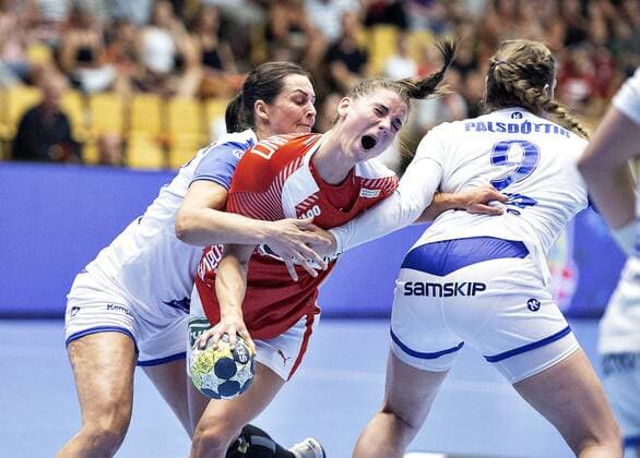 Danmarks Mie Hoejlund klemmes af Islands Ester Oskarsdottir under EM kvalifikations-landskampen Danmark - Island i Forum Horsens , loerdag 2. juni 2018.. , Horsens Jylland Denmark  Copyright: HenningxBagger HenningxBaggerx COP103 spdk20180602-165011-L