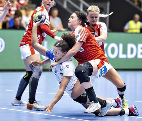 Danmarks Stine Bodholt Nielsen har fat i Islands Lovisa Thompson under EM kvalifikations-landskampen Danmark - Island i Forum Horsens , loerdag 2. juni 2018.. , Horsens Jylland Denmark  Copyright: HenningxBagger HenningxBaggerx COP103 spdk20180602-174153-L