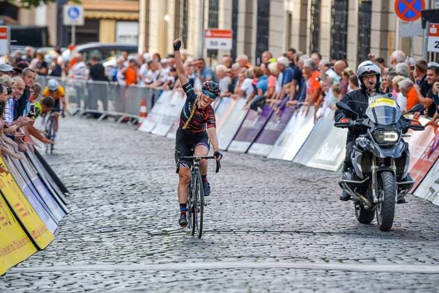 Themen der Woche - SPORT KW22 Bilder des Tages - SPORT Zieleinlauf bei der 6. Etappe Rund um Gotha bei der Lotto Thüringen Ladies Tour 2018 Alices Barnes (GBR) gewinnt die Etappe vor Elena Cechini (ITA) und Lisa Brennauer (GER) Gotha Thüringen Deutschland *** Finish at the 6 stage Around Gotha at the Lotto Thuringia Ladies Tour 2018 Alice Barnes GBR wins the stage ahead of Elena Cechini ITA and Lisa Brennauer GER Gotha Thuringia Germany