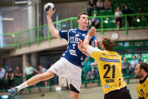 Maximilian Leon Bettin 2 Bergischer HC at throw against Till Riehn 21 HSC Coburg 2000 Bergischer HC vs HSC Coburg 2000 Handball 2 Handball Bundesliga 02 06 18 Wuppertal NRW Germany Uni Halle Copyright: xcdnx
