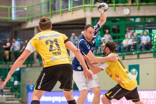 Bogdan Andrei Criciotoiu 90 Bergischer HC in attack against Till Riehn 21 HSC Coburg 2000 and Sebastian Weber 11 HSC Coburg 2000 Bergischer HC vs HSC Coburg 2000 Handball 2 Handball Bundesliga 02 06 18 Wuppertal NRW Germany Uni Halle Copyright: xcdnx