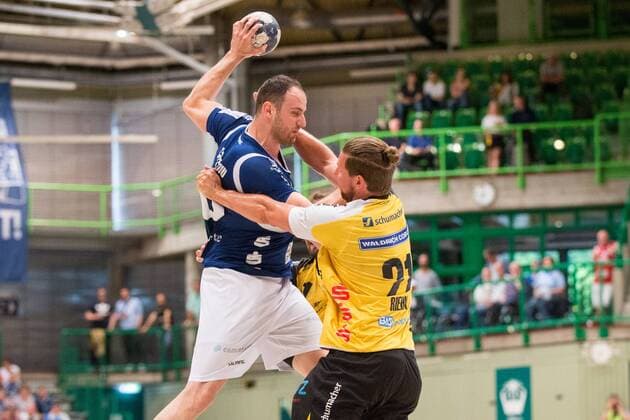 Bogdan Andrei Criciotoiu 90 Bergischer HC at throw against Till Riehn 21 HSC Coburg 2000 Bergischer HC vs HSC Coburg 2000 Handball 2 Handball Bundesliga 02 06 18 Wuppertal NRW Germany Uni Halle Copyright: xcdnx