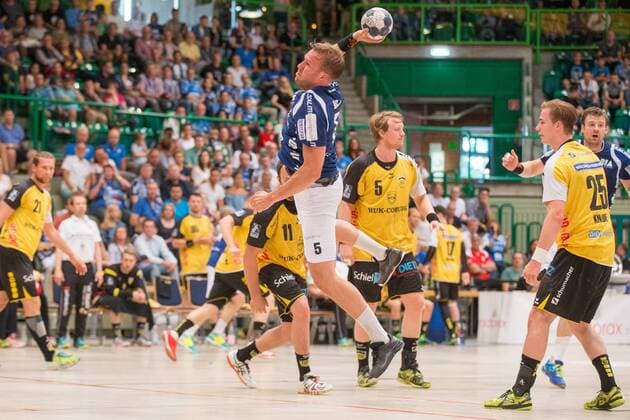 Max Darj 5 Bergischer HC in front of Markus Hagelin 5 HSC Coburg 2000 and Jakob Knauer 25 HSC Coburg 2000 Bergischer HC vs HSC Coburg 2000 Handball 2 Handball Bundesliga 02 06 18 Wuppertal NRW Germany Uni Halle Copyright: xcdnx