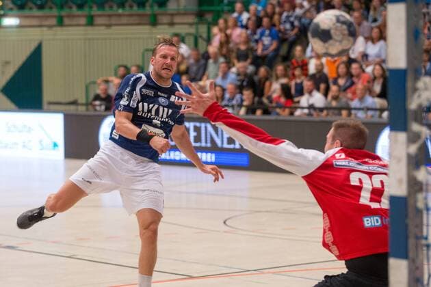 Max Darj 5 Bergischer HC at the throw against Oliver Krechel 22 HSC Coburg 2000 Bergischer HC vs HSC Coburg 2000 Handball 2 Handball Bundesliga 02 06 18 Wuppertal NRW Germany Uni Halle Copyright: xcdnx