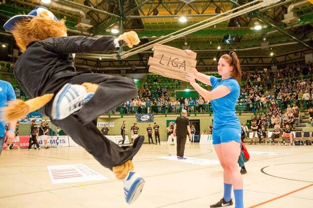Bergi mascot Bergischer HC crushes before the game four signs saying no more 2 and league Bergischer HC vs HSC Coburg 2000 Handball 2 Handball Bundesliga 02 06 18 Wuppertal NRW Germany Uni Halle Copyright: xcdnx