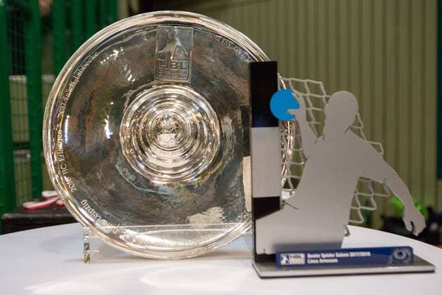 The championship of the 2 Handball Bundesliga and the award for Linus Arnesson 24 Bergischer HC as the best player of the 2 League Bergischer HC vs HSC Coburg 2000 Handball 2 Handball Bundesliga 02 06 18 Wuppertal NRW Germany Uni Halle Copyright: xcdnx