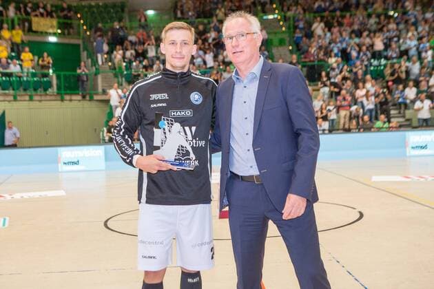 Linus Arnesson 24 Bergischer HC receives the best player in the 2 Handball Bundesliga by Uwe Schwenker President Handball Bundesliga HBL Bergischer HC vs HSC Coburg 2000 Handball 2 Handball Bundesliga 02 06 18 Wuppertal NRW Germany Uni Halle Copyright: xcdnx
