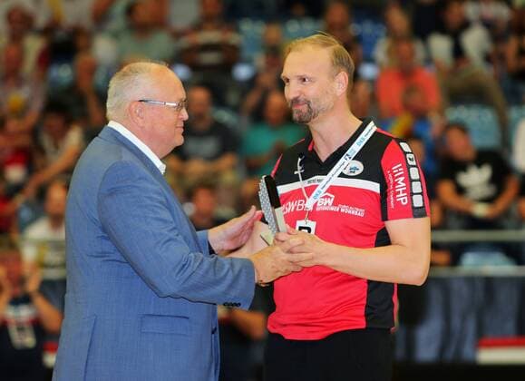 BAU 02 06 2018 Bietigheim Handball SG BBM Bietigheim vs. HBW Balingen Weilstetten Hans Artschwager President Handball Association Württemberg honors trainer Hartmut Mayerhoffer BBM as coach of the year