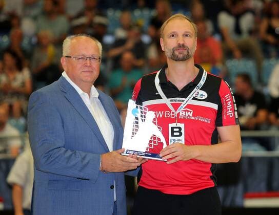BAU 02 06 2018 Bietigheim Handball SG BBM Bietigheim vs. HBW Balingen Weilstetten Hans Artschwager President Handball Association Württemberg honors trainer Hartmut Mayerhoffer BBM as coach of the year