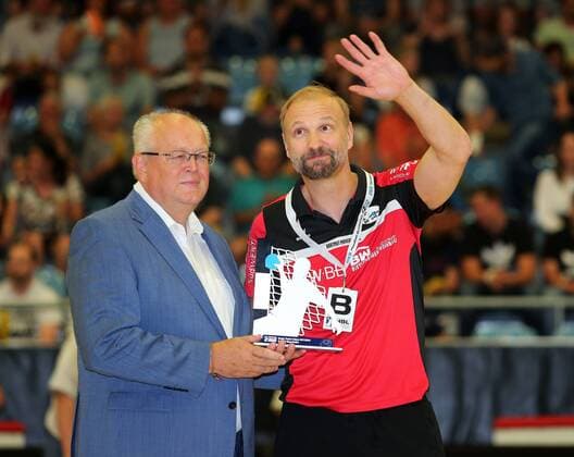 BAU 02 06 2018 Bietigheim Handball SG BBM Bietigheim vs. HBW Balingen Weilstetten Hans Artschwager President Handball Association Württemberg honors trainer Hartmut Mayerhoffer BBM as coach of the year