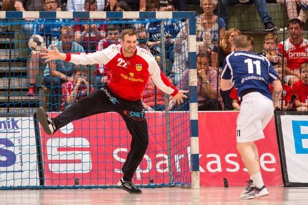 Goal shot by Arnor Thor Gunnarsson 11 Bergischer HC against Oliver Krechel 22 HSC Coburg 2000 Bergischer HC vs HSC Coburg 2000 Handball 2 Handball Bundesliga 02 06 18 Wuppertal NRW Germany Uni Halle Copyright: xcdnx