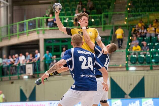 Tobias Varvne 34 HSC Coburg 2000 scored against Maciej Majdzinski 14 Bergischer HC and Linus Arnesson 24 Bergischer HC Bergischer HC vs HSC Coburg 2000 Handball 2 Handball Bundesliga 02 06 18 Wuppertal NRW Germany Uni Halle Copyright: xcdnx